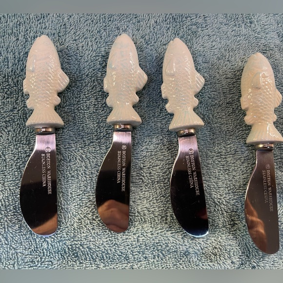 (4) Ceramic White Handled Fish Spreaders by Boston Warehouse Trading Co 2007 - Picture 4 of 7